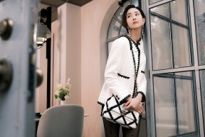 kaiyun网站-仰泳赛场波兰选手步伐稳定，仰泳冠军的慢动作视频